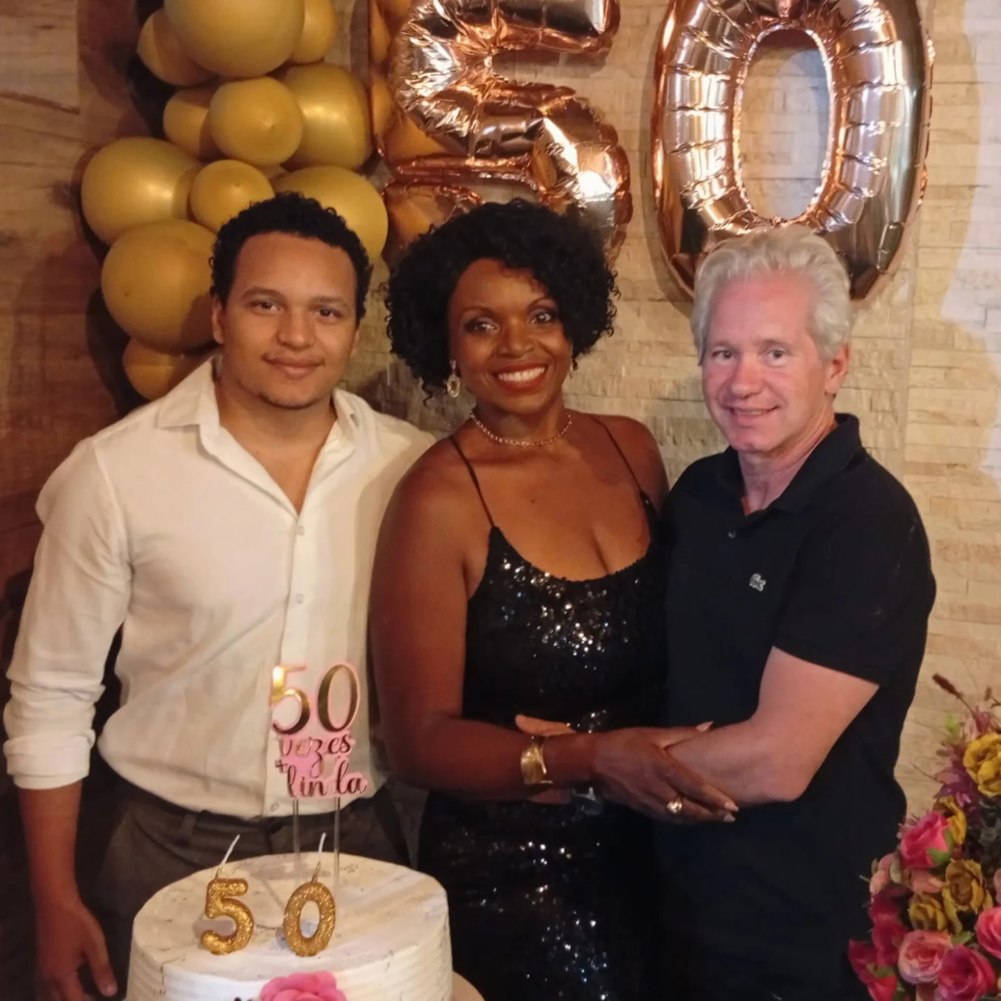 Flávia Faulstich com seu marido e filho em celebração